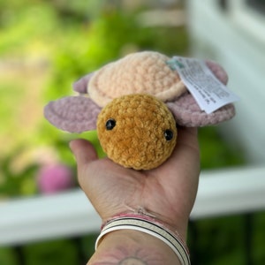 Crochet small turtle.