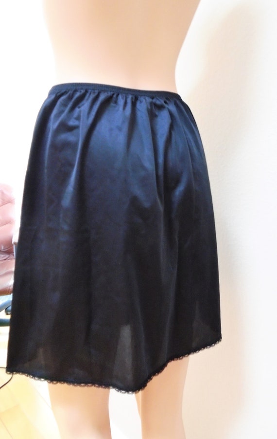 Black Vanity Fair Half Slip Size 18 Gem