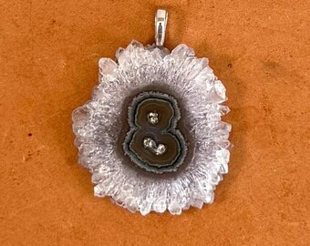 Colgante de geoda de cuarzo transparente brillante: energía curativa maestra