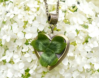 Kleeblatt Medaillon Anhänger, kleiner Sommer Stil Schmuck, irisches Symbol Herz Medaillon, grüner Blatt Charme, botanische Halskette, Geschenk für Frau
