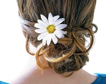 Daisy hair pin, bridal hair piece, wedding hair accessories, delicate realistic flower, floral hair ornaments, polymer clay bride accessory