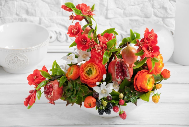 Luxus künstliche Blumen für Mittelstücke, elegante florale Wohnkultur, künstliche Granatäpfel, tropische Blumen und Früchte in Vasentischdekor Bild 3