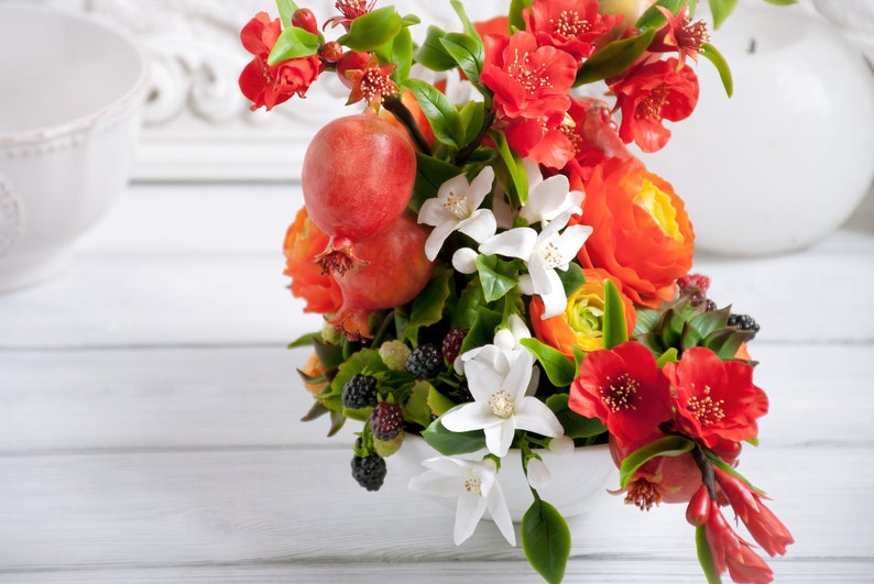 Luxus künstliche Blumen für Mittelstücke, elegante florale Wohnkultur, künstliche Granatäpfel, tropische Blumen und Früchte in Vasentischdekor Bild 5