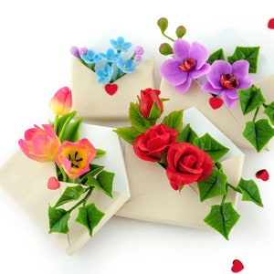 Broche floral para amante con flores 3D realistas, joyería botánica de arcilla polimérica, mensaje de te amo, regalo de aniversario para ella