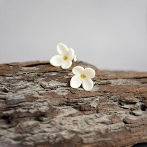 White lilac flower earrings - Polymer clay floral studs, Tiny posts, Delicate botanical jewelry, Spring flower earrings, Unique gift for her