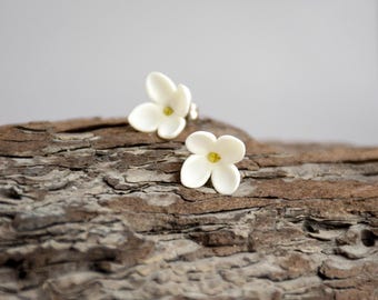 White lilac flower earrings - Polymer clay floral studs, Tiny posts, Delicate botanical jewelry, Spring flower earrings, Unique gift for her