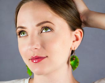 Green leaves dangle earrings with wooden beads - Handmade nature-inspired jewelry, Rustic eco-friendly accessory, Gift for nature lovers