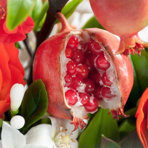 Luxus künstliche Blumen für Mittelstücke, elegante florale Wohnkultur, künstliche Granatäpfel, tropische Blumen und Früchte in Vasentischdekor Bild 2