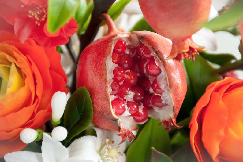 Luxus künstliche Blumen für Mittelstücke, elegante florale Wohnkultur, künstliche Granatäpfel, tropische Blumen und Früchte in Vasentischdekor Bild 2