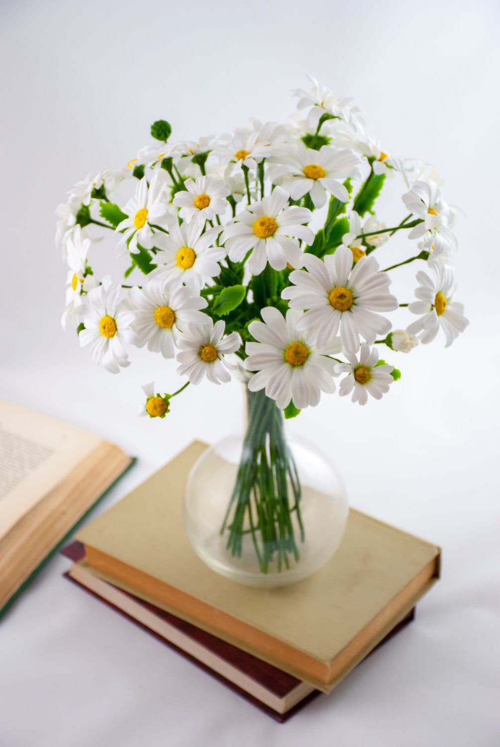Daisy bouquet of flowers Flower arrangements White flower Etsy
