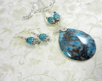 Blue Crazy Lace Agate Teardrop Gemstone Pendant Silver Wire Wrapped Pendant Necklace with Blue Agate Earrings, Silver Wire Wrapped  Agate