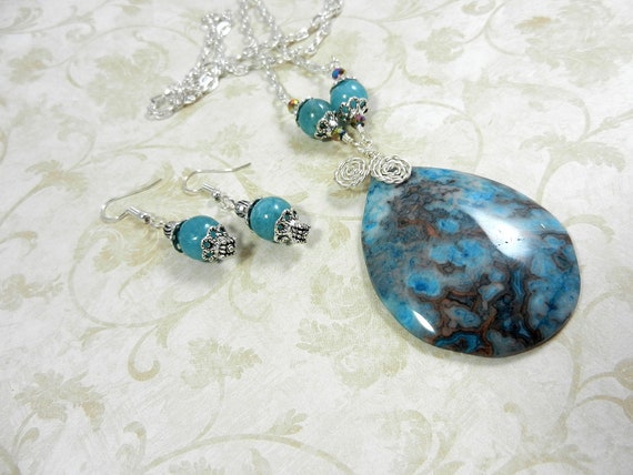 Blue Crazy Lace Agate Teardrop Gemstone Pendant Silver Wire Wrapped Pendant Necklace with Blue Agate Earrings, Silver Wire Wrapped  Agate