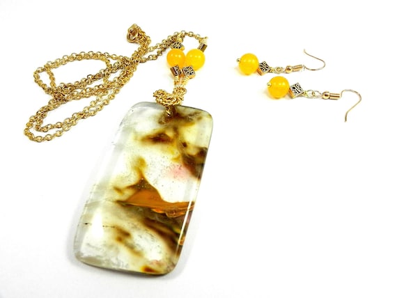 Gold Wire Wrapped Cherry Quartz Oblong Gemstone Pendant Necklace with Matching Jade Earrings