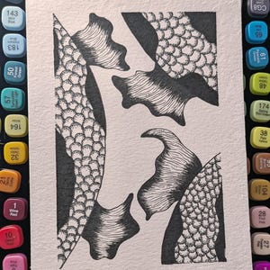 Könnte beinhalten: Eine Schwarzweißzeichnung von zwei Fischschwänzen mit Schuppen. Die Zeichnung ist auf weißem Hintergrund.