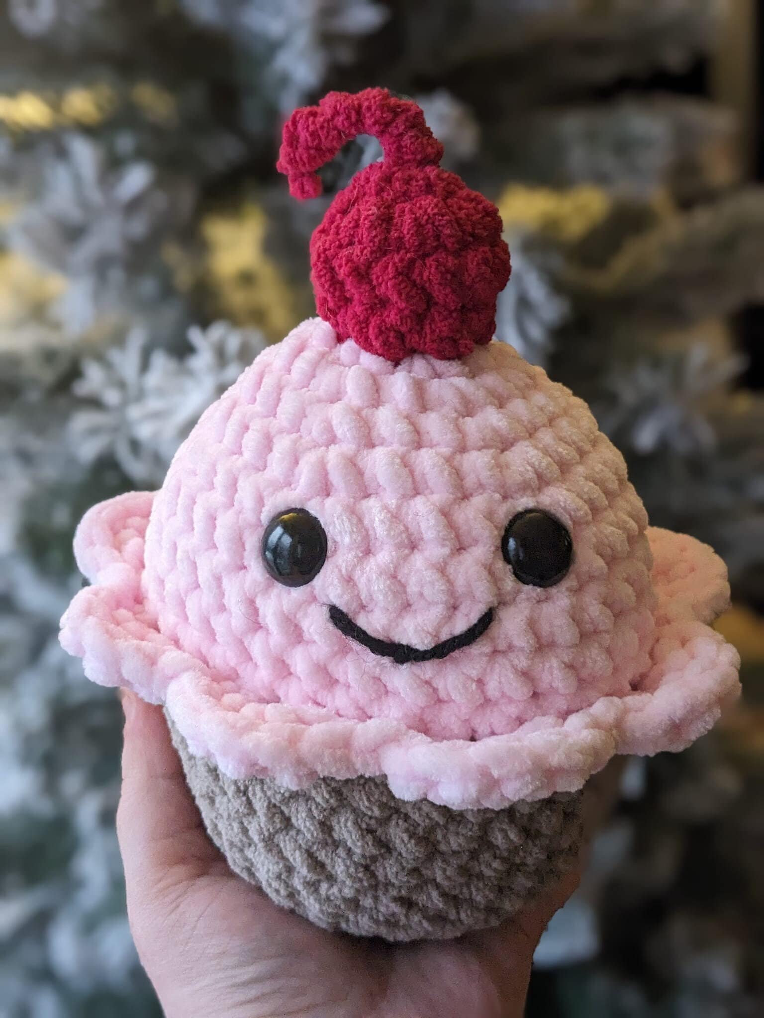 36 Cupcake Crochet Patterns for Sweet Amigurumi, Holiday Decor, and Play Food 30 large crochet cupcake
