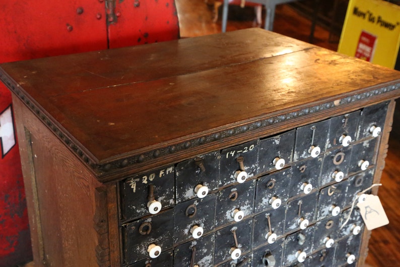 Antiguo gabinete de boticario 42 cajón de perno de perno de | Etsy