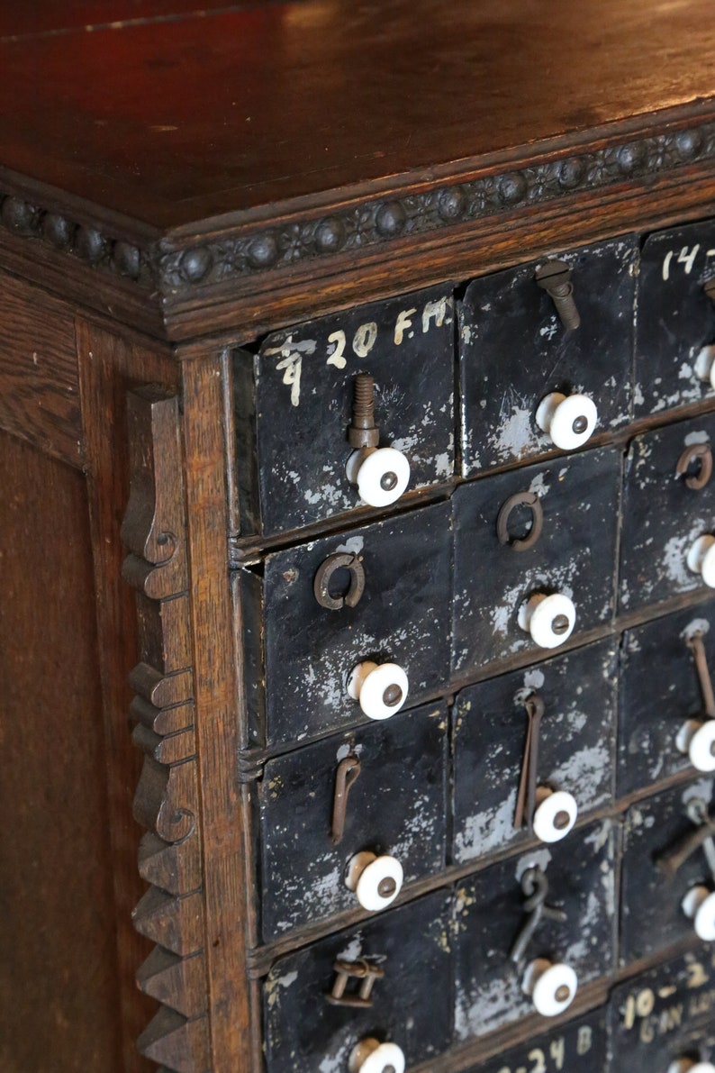 Antiguo gabinete de boticario 42 cajón de perno de perno de | Etsy