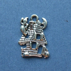 10 Haunted House Charms - Haunted House Pendants - Halloween Charm - Antique Silver - 20mm x 15mm  --(No.82-10736)