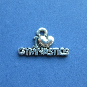 10 breloques I Love Gymnastics - I Love Gymnastics pendentifs - breloque sport - gymnastique - argent antique - 20 mm x 11 mm -- (n° 55-10357)