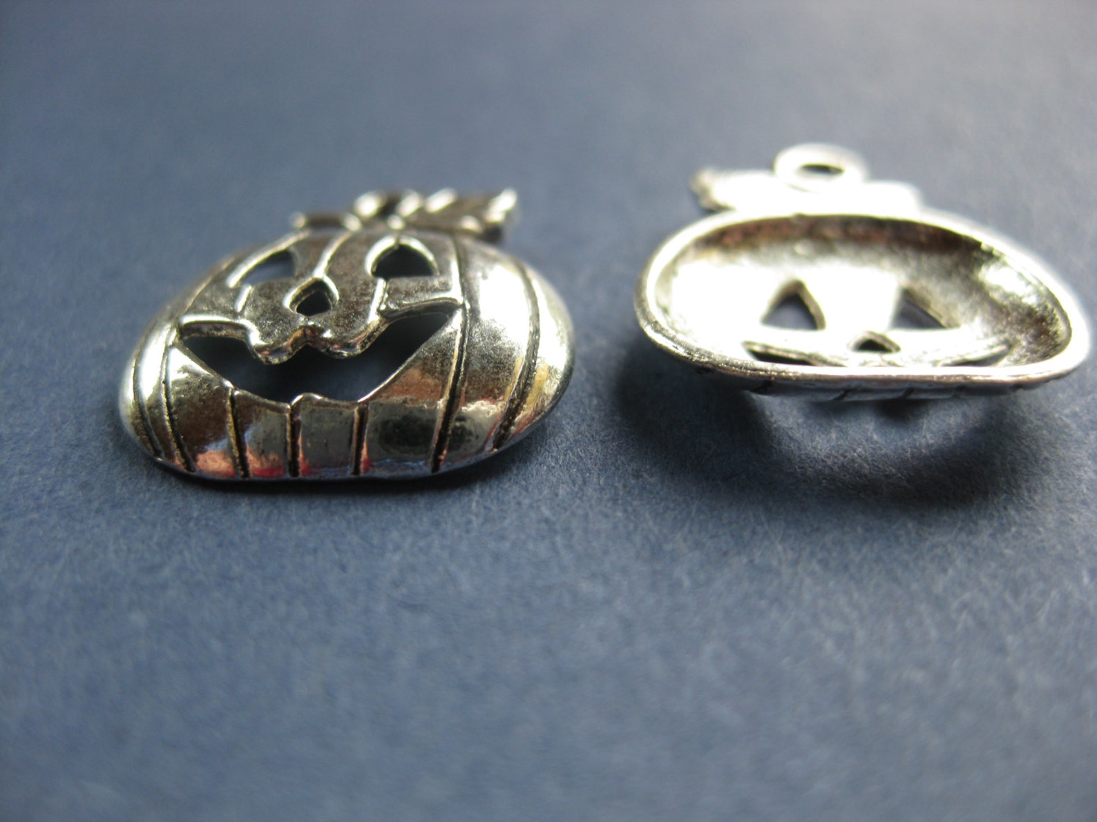 10 Pumpkin Charms - Pumpkin Pendants - Halloween Charm - Jack O Lantern ...