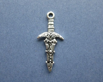 10 breloques épée - pendentifs épée - épées - argent antique - 28 mm x 12 mm -- (n°67-10648)