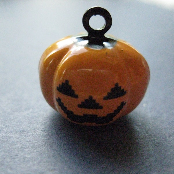 4 Pumpkin Bell Charms - Pumpkin Bell - Bell Charm - Pumpkin Pendant - Halloween - Jack O'Lantern - 19mm x 19mm -- (No.107-12065)