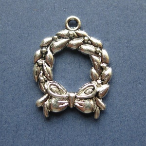5 Wreath Charms - Wreath Pendants - Christmas Wreath - Wreath - Antique Silver - 25mm x 19mm -- (No.147-10740)