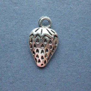 10 Strawberry Charms - Strawberry Pendants - Fruit Charm - Fruit Pendant - Antique Silver - 17mm x 10mm. -- (No.142-10785)
