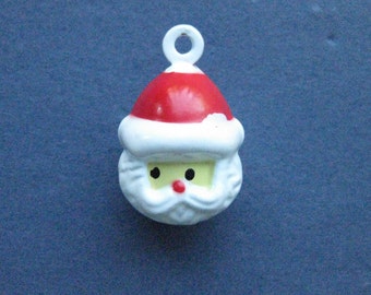 Pode incluir: Um enfeite de Papai Noel branco e vermelho com barba branca e chapéu vermelho. O enfeite tem um laço na parte superior para pendurar.