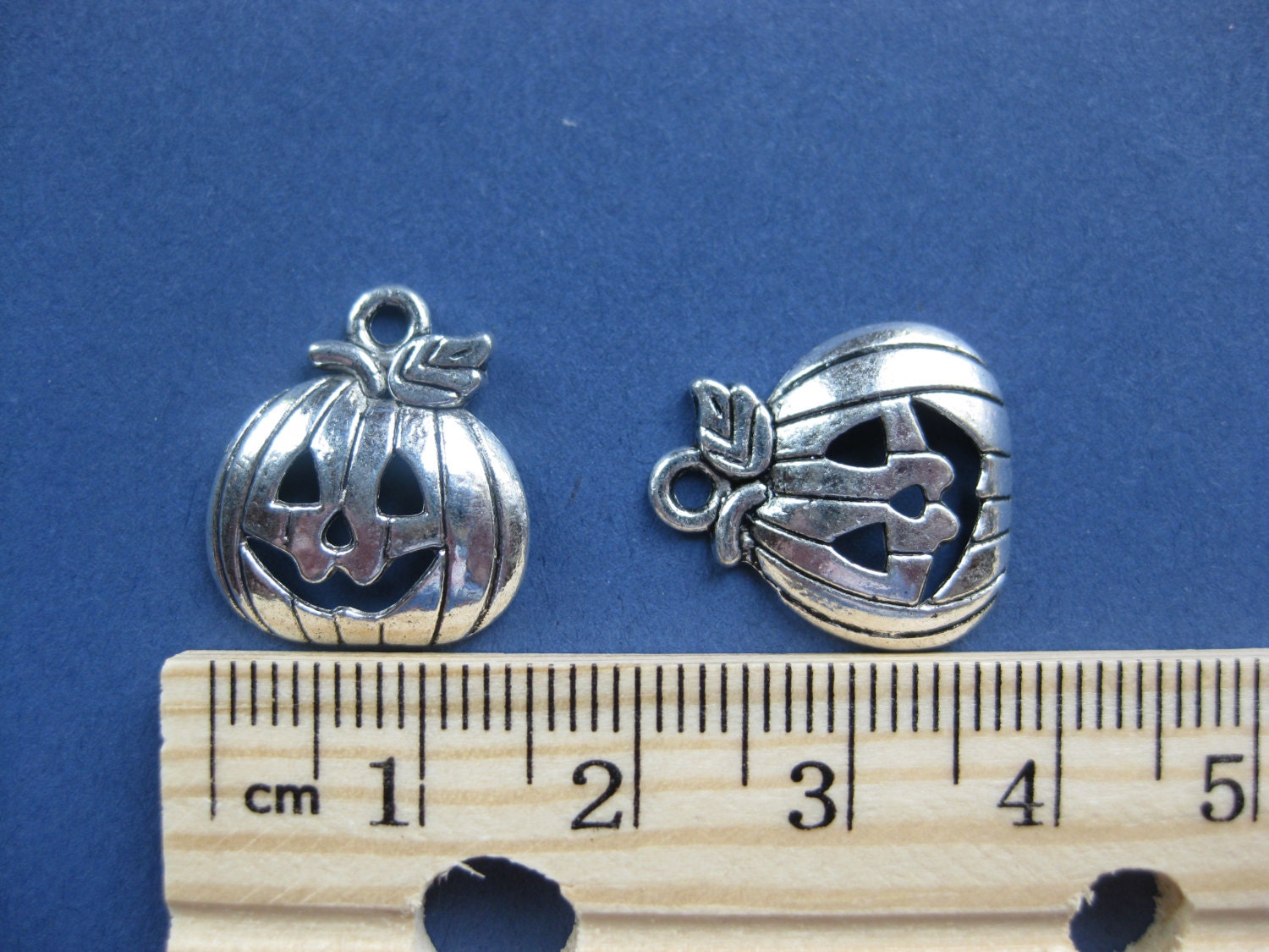 10 Pumpkin Charms - Pumpkin Pendants - Halloween Charm - Jack O Lantern ...