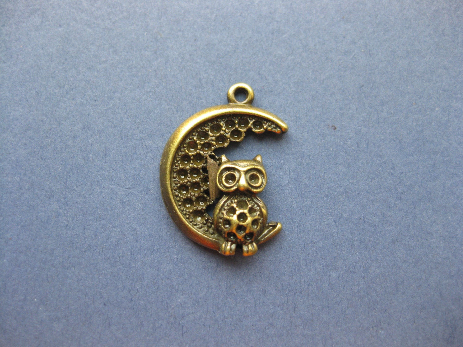 5 Owl on Moon Charm - Owl on Moon Pendant - Owl Charm - Owl - Antique Bronze - 28mm x 21mm -- (No.6-