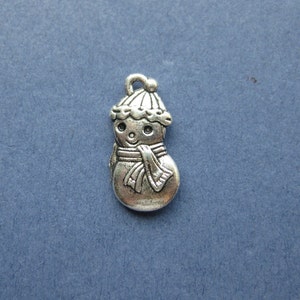10 Snowman Charms - Snowman Pendants - Snowman - Winter Charm - Antique Silver - 19mm x 9mm -- (No.47-10160)
