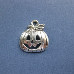 10 Pumpkin Charms - Pumpkin Pendants - Halloween Charm - Jack O Lantern Charm - Antique Silver - 18mm x 16mm --(No.22-10626)