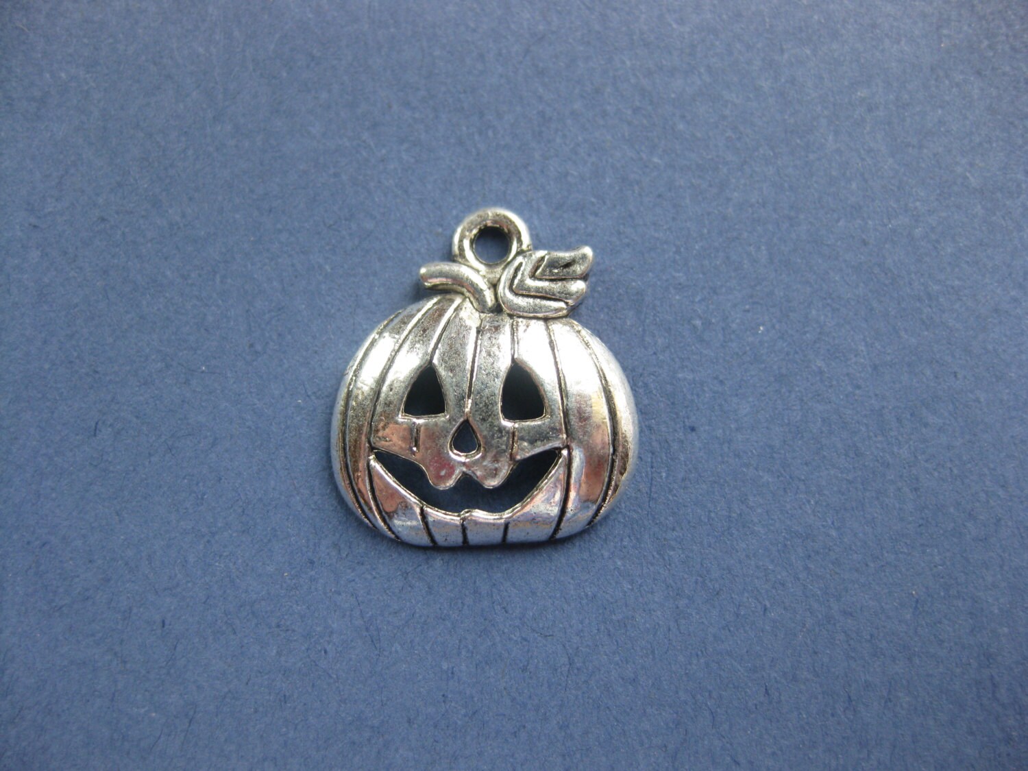 10 Pumpkin Charms - Pumpkin Pendants - Halloween Charm - Jack O Lantern ...