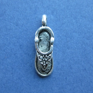 10 Sandal Charms - Sandal Pendants - Shoe Charm - Summer Sandal - Antique Silver - 22mm x 7mm --(No.45-10138)