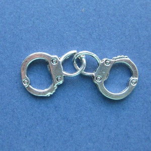 10 Handcuff Charms - Handcuff Pendants - Handcuffs - Antique Silver - 31mm x 12mm  --(No.146-10178)