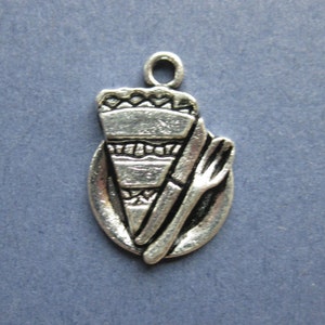 10 Pie Charms - PIePendants - Food Charm - Pie - Antique Silver - 20mm x 14mm -- (No.53-10197)