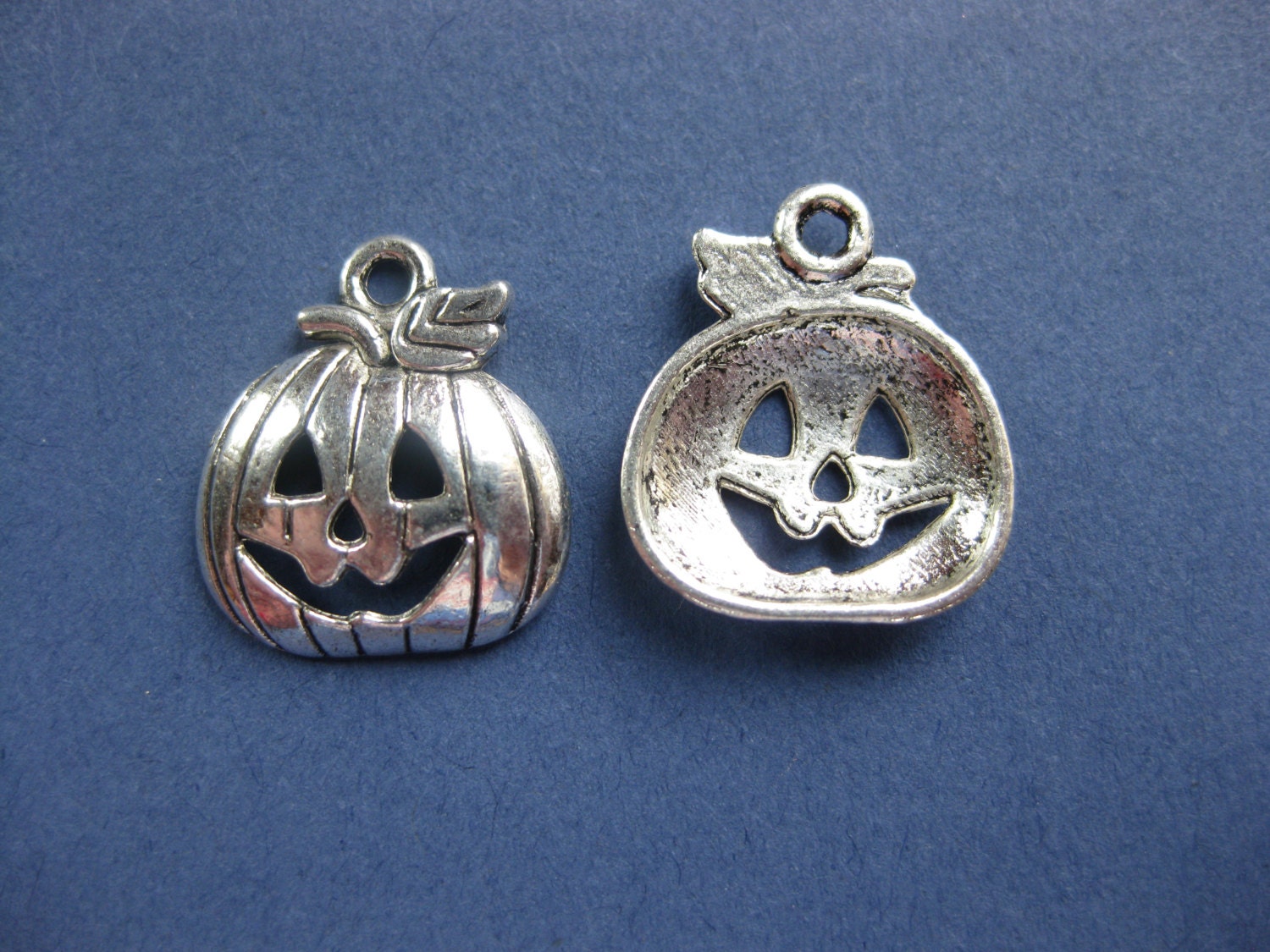 10 Pumpkin Charms - Pumpkin Pendants - Halloween Charm - Jack O Lantern ...