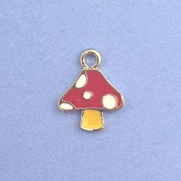 5 Mushroom Charms - Mushroom Pendants - Red Mushroom - Enamel Charm - Enamel Mushroom -  Gold Tone - 14mm x 16mm  --(X1-12351)