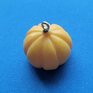 4 Pumpkin Charms - Pumpkin Pendants - Fall Charm - Thanksgiving Charm -  Resin - 20mm x 17mm --(No.110-12357)