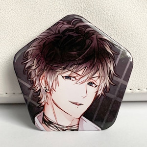 Puede incluir: Un botón en forma de pentágono con una ilustración de estilo anime de una persona con cabello negro y gris, ojos azules y una ligera sonrisa. El fondo tiene un patrón de cuadrícula gris oscuro.