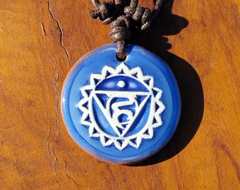 Vishuddha Chakra (Halschakra) glasurgebrannter Keramikanhänger mit verstellbaren Baumwollband