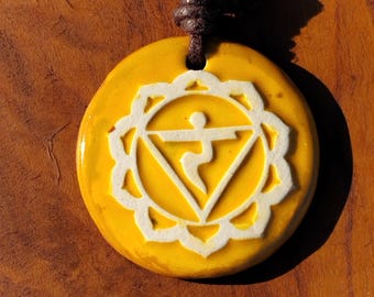 Manipura Chakra (Solarplexuschakra) glasurgebrannter Keramikanhänger mit verstellbarem Baumwollband