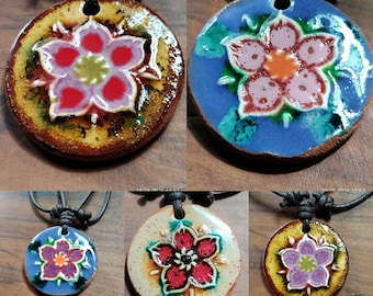 Individuelles Lotus Symbol aus glasurgebrannter Keramik in verschiedenen Variationen.