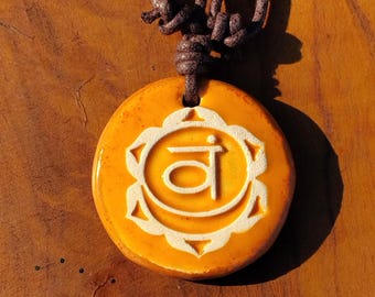 Swadhisthana Chakra (Sakralchakra) glasurgebrannter Keramikanhänger mit verstellbaren Baumwollband