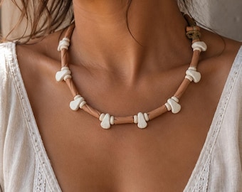 Ton Perlenkette mit flachen Paddelperlen. Hand rolled clay beads necklace.