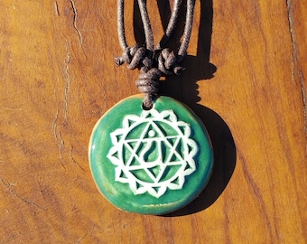 Anahata Chakra (Herzchakra) glasurgebrannter Keramikanhänger mit verstellbaren Baumwollband