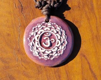Sahasrara Chakra (Kronenchakra) glasurgebrannter Keramikanhänger mit verstellbarem Baumwollband