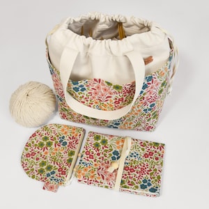 Bloemenprint projecttassenset: canvas tas met trekkoord, etui voor haaknaalden, opbergtasje met ritssluiting.