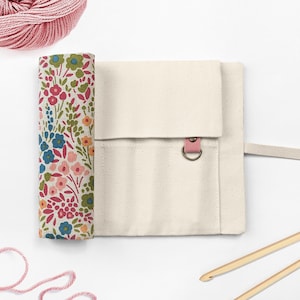 Estuche enrollable personalizado para agujas de ganchillo, organizador de herramientas hecho a mano, tela de algodón floral.